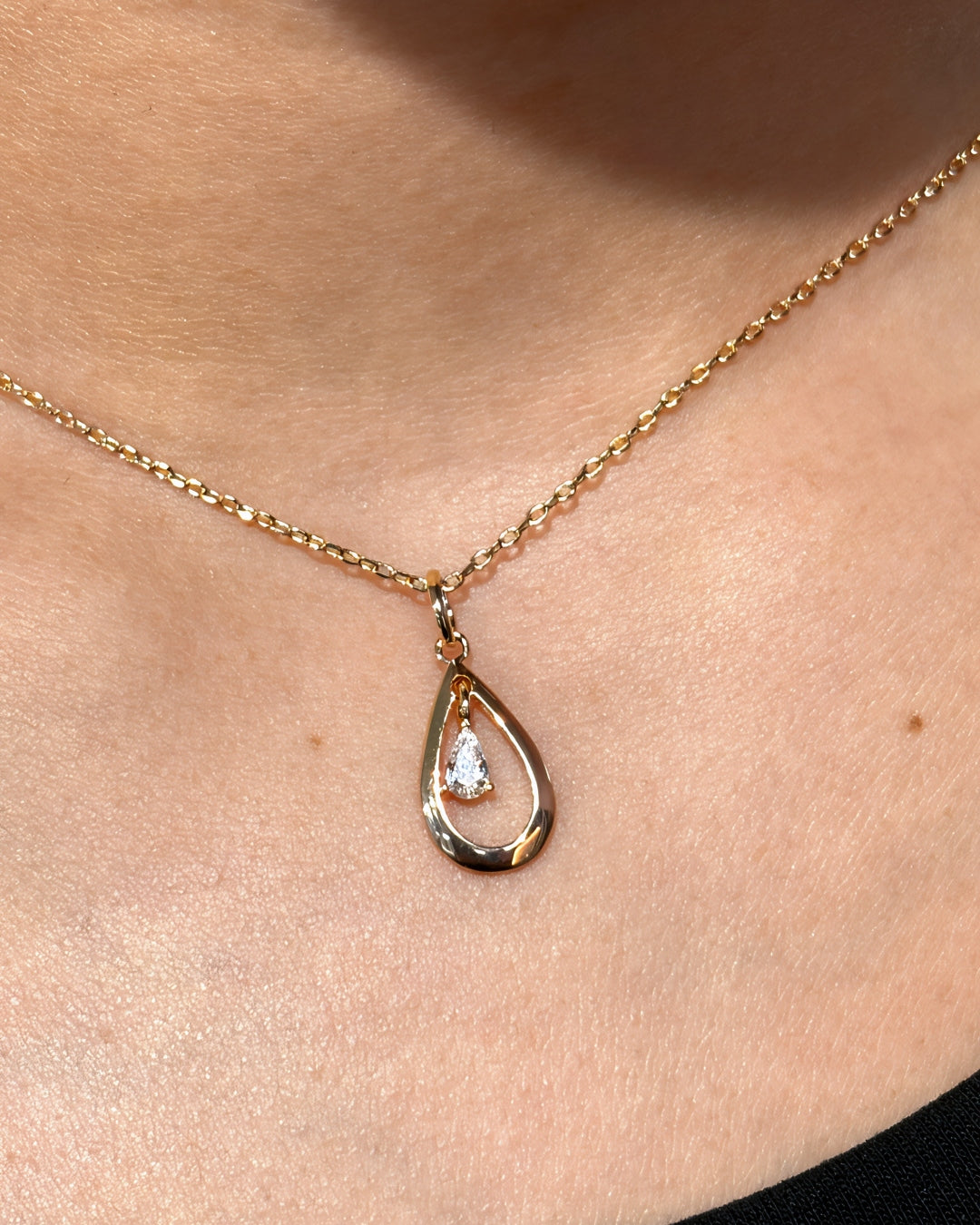18ct Gold Teardrop Pendant Necklace | Dorina
