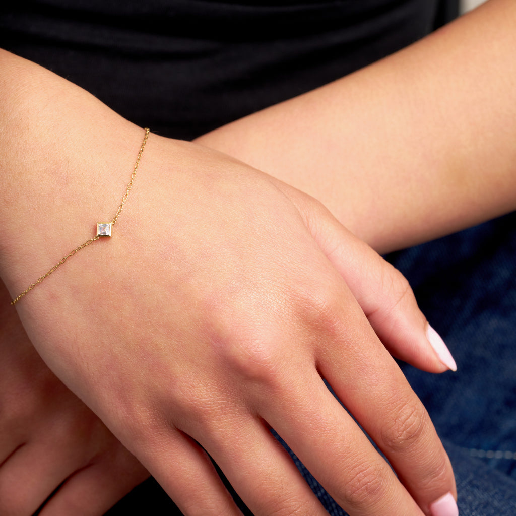 9 Carat Gold Square Stone Bracelet – Elegant and Delicate for Stacking