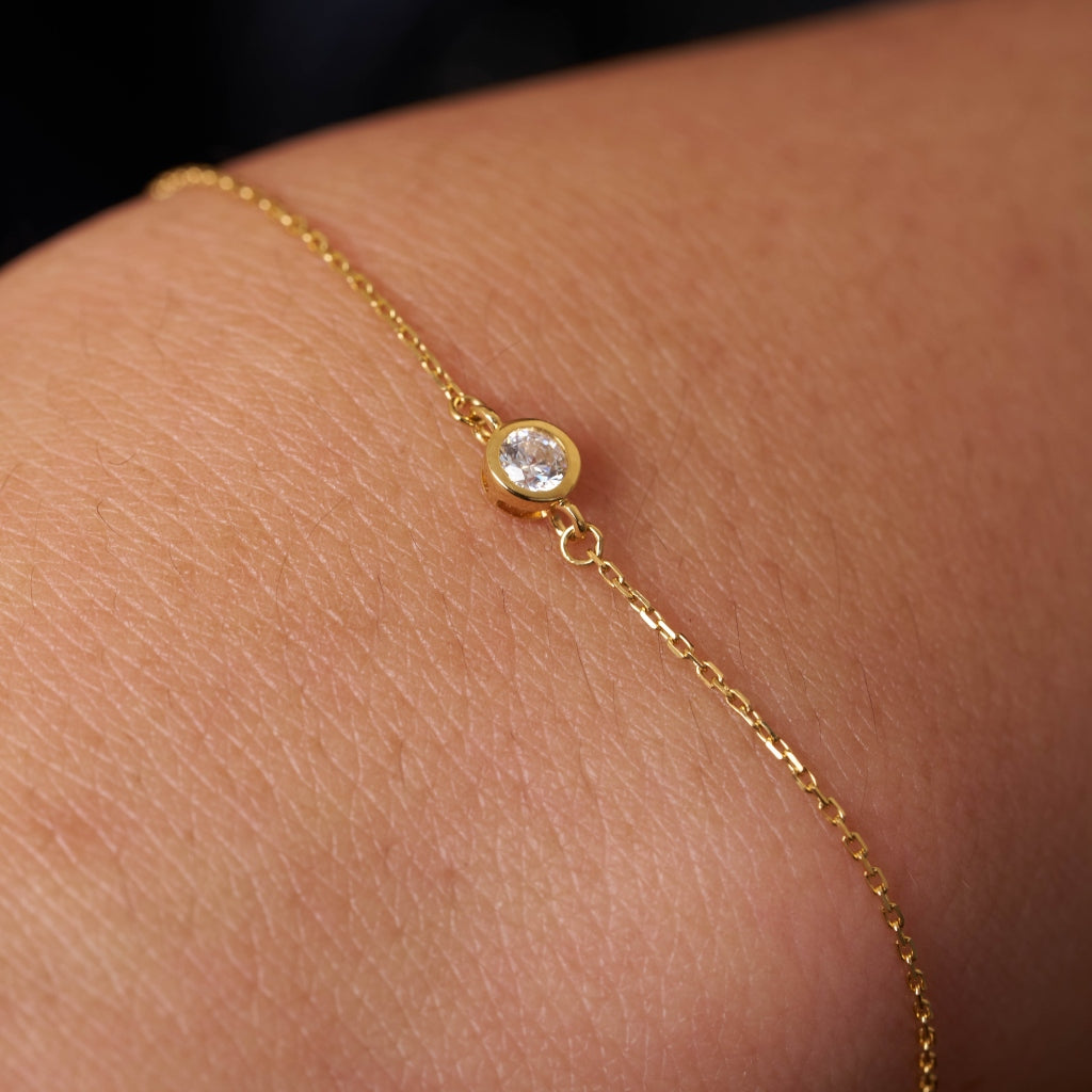 9 Carat Gold Delicate Clear Circle Stone Bracelet | Solia