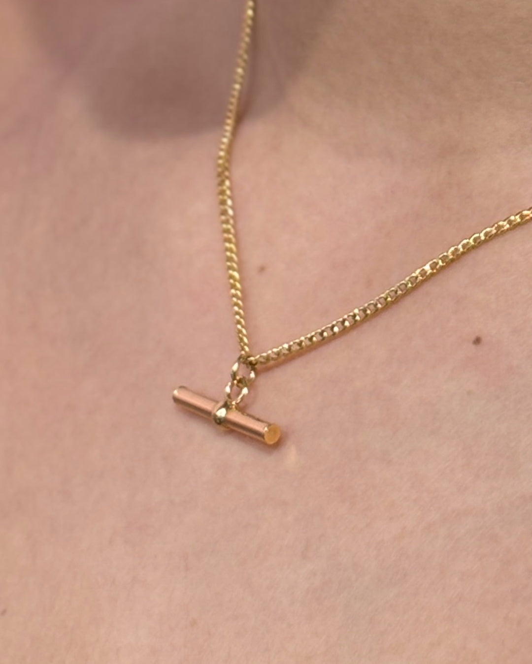 9ct Gold Curb Chain Classic T-Bar Pendant Necklace | Recife