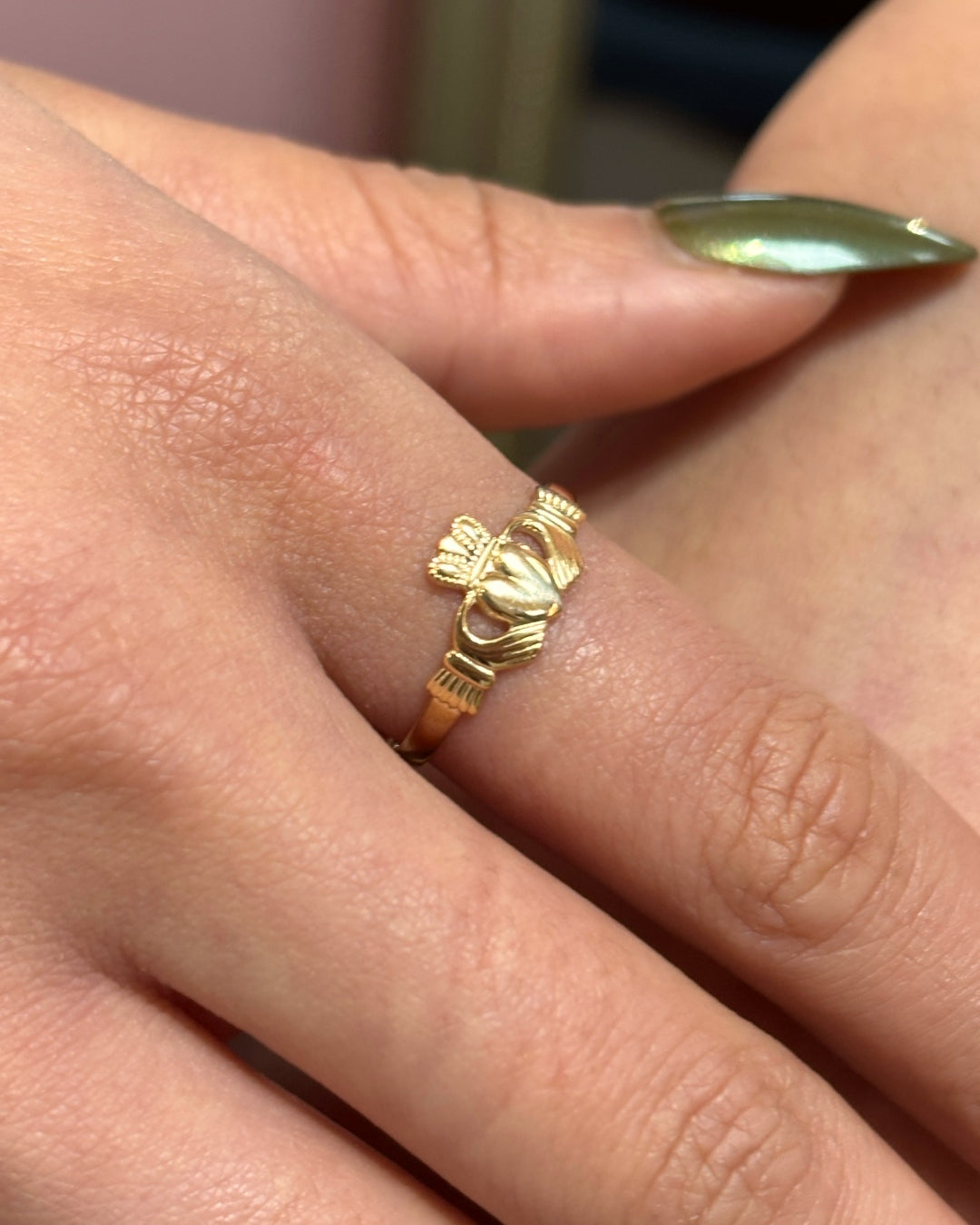 9ct Gold Dainty Claddagh Ring | Solvar