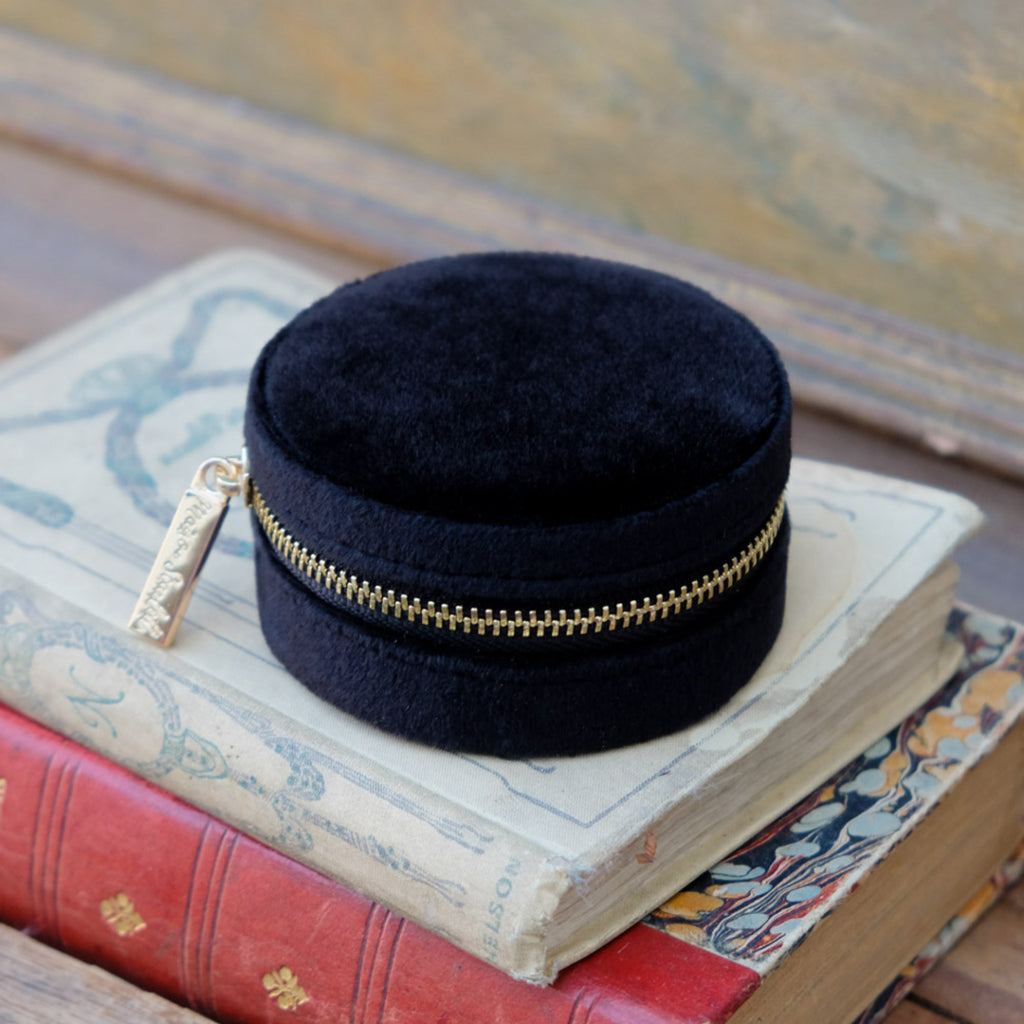 Round Travel Jewellery Case | Yvonne | Velvet | Maison Scarlett